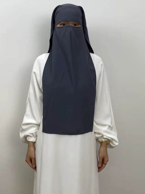 Niqab long en nida gris anthracite Pierre de Pétra porté de face, bandeau frontal et long voile avant