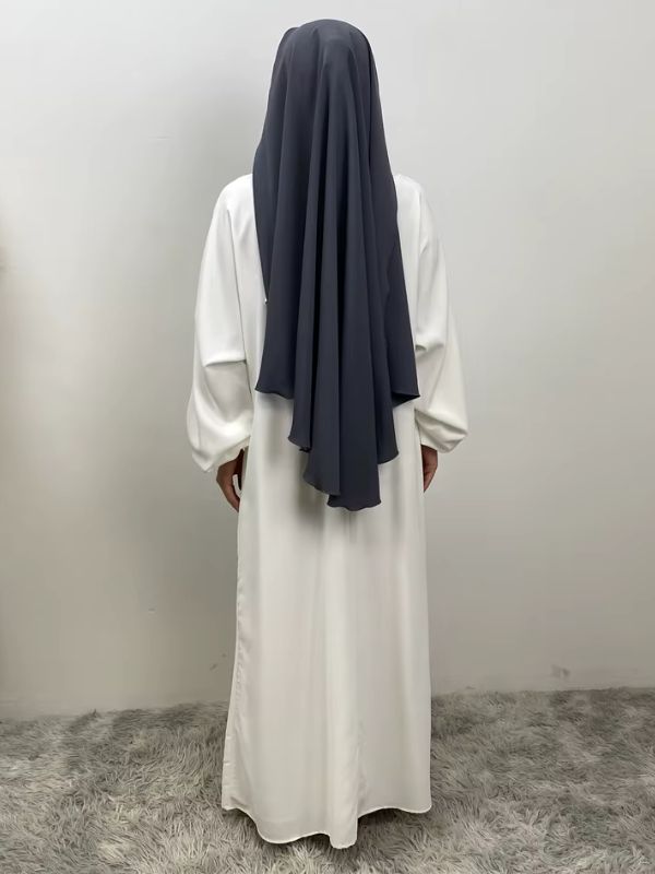 Niqab long gris anthracite Pierre de Pétra vu de dos en pied, porté sur une longue abaya blanche