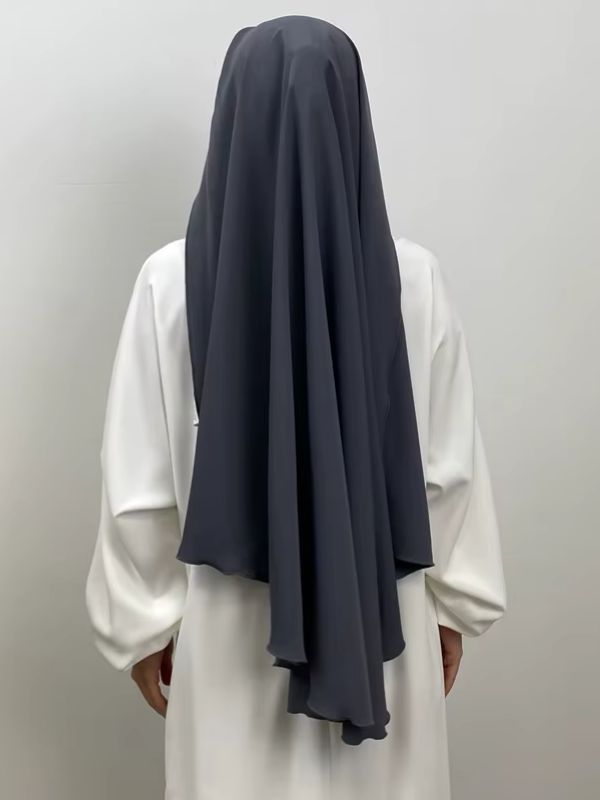 Niqab gris anthracite Pierre de Pétra vu de dos, pan arrière fluide couvrant la tête et le dos