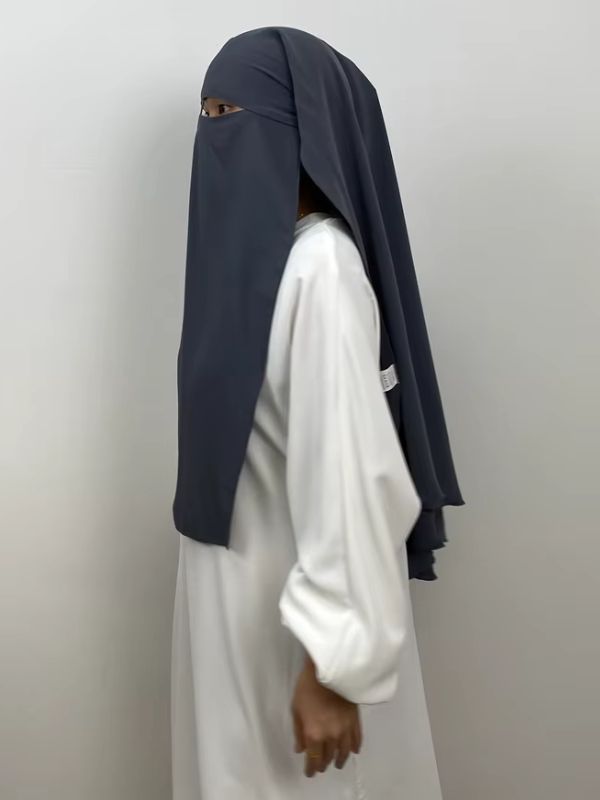 Niqab gris anthracite Pierre de Pétra vu de profil, voile avant et pan arrière en plusieurs épaisseurs