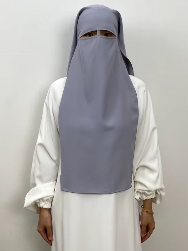 Niqab long en nida gris perle Nuage de Cappadoce porté de face, bandeau frontal et long voile rectangulaire