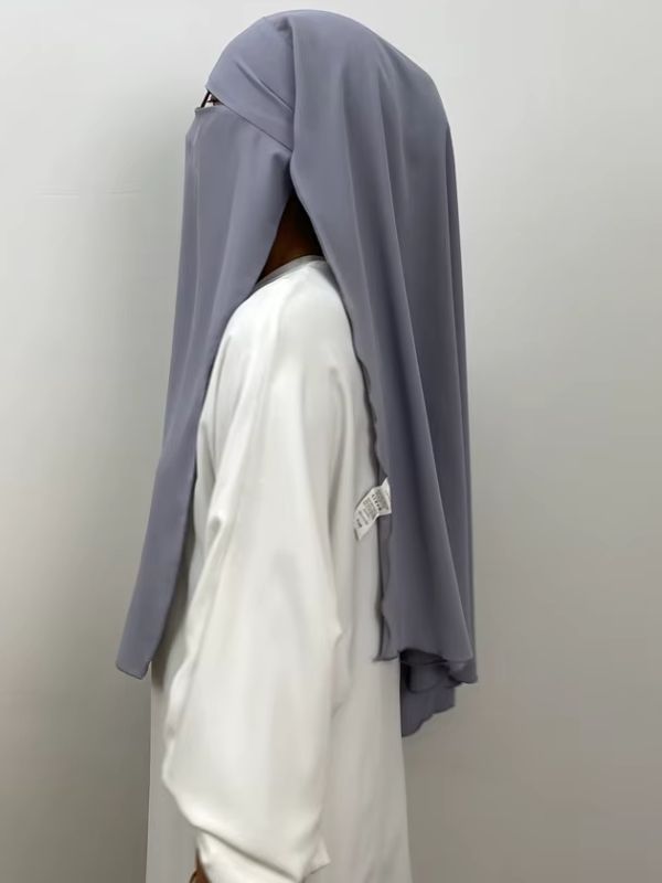 Niqab gris perle Nuage de Cappadoce vu de profil, voile avant et pan arrière en plusieurs épaisseurs