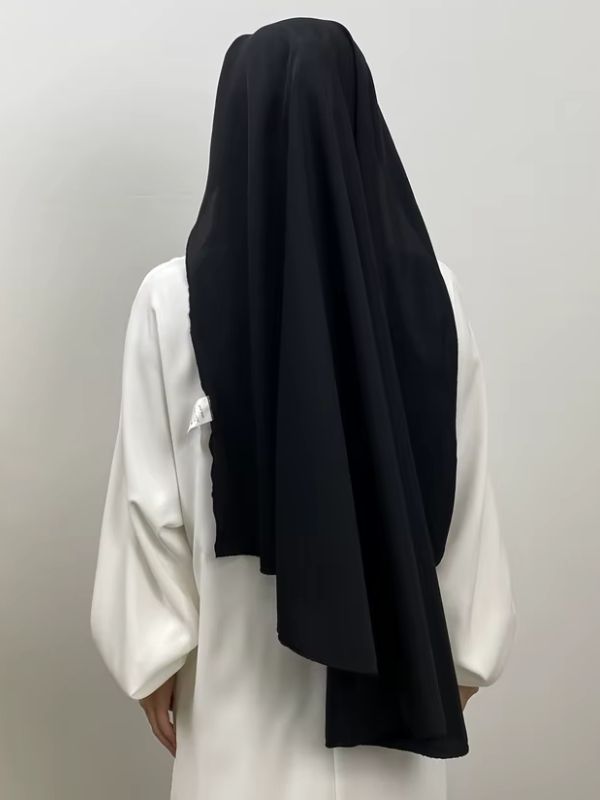 Niqab long en nida noir Ombre de Tabuk vu de dos, long pan arrière couvrant la tête et le dos sur une abaya blanche