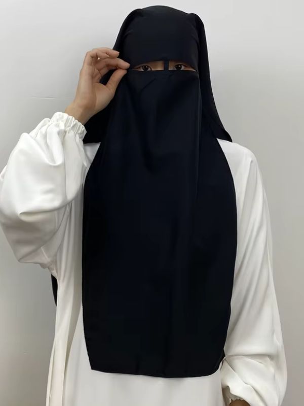 Niqab long noir Ombre de Tabuk porté de face, bandeau frontal, ouverture des yeux et long voile rectangulaire