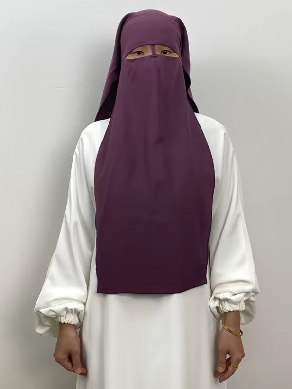Niqab long en nida prune Figue de Smyrne porté de face, bandeau frontal, attache au nez et voile rectangulaire jusqu'au buste