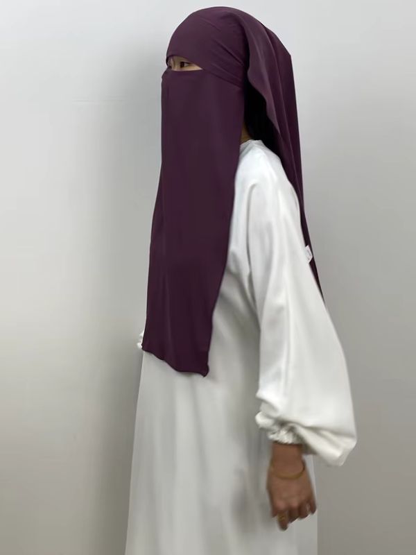 Niqab prune Figue de Smyrne vu de profil, voile avant et pan arrière descendant dans le dos