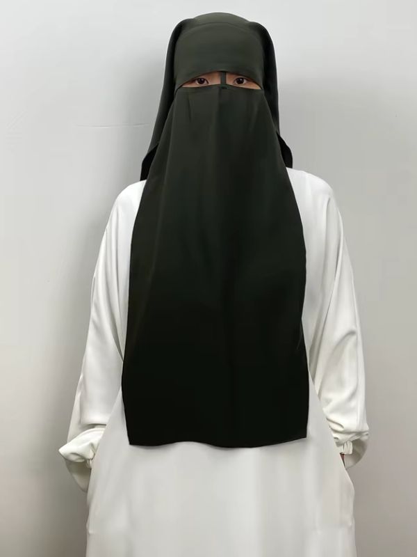 Niqab long en nida vert kaki Olivier de Jéricho porté de face, bandeau frontal et voile rectangulaire