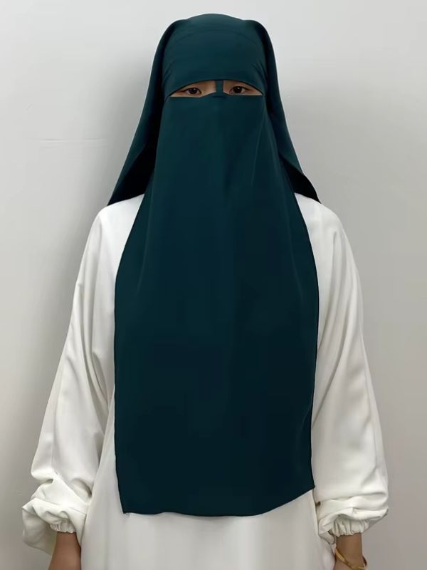 Niqab long en nida vert sapin Cèdre de l'Atlas porté de face, bandeau frontal, attache au nez et long voile avant