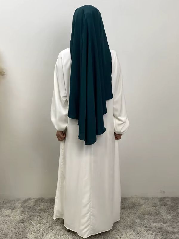 Niqab long vert sapin Cèdre de l'Atlas vu de dos en pied, porté sur une longue abaya blanche