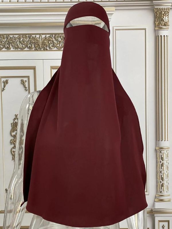 Niqab bordeaux sur mannequin