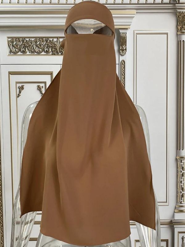 niqab de couleur café sur mannequin