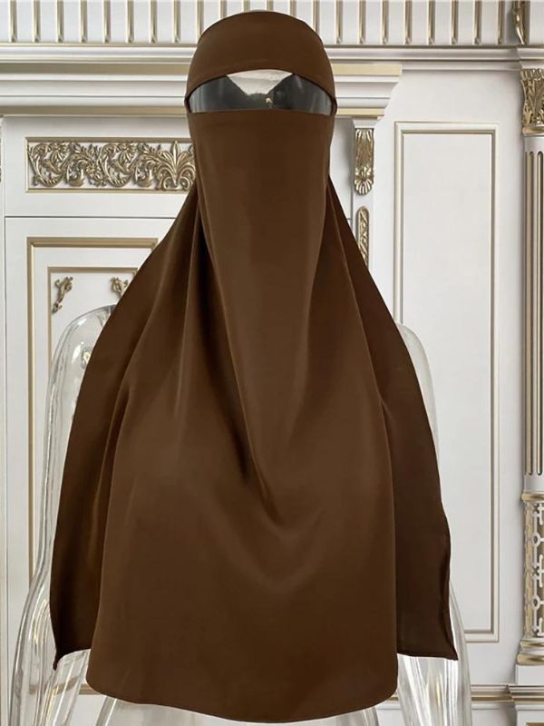 Vue frontale d'un niqab en soie de médine de couleur marron, porté sur un mannequin transparent