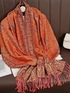 Pashmina couleur orange poser sur une table