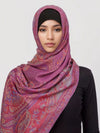 Femme qui porte un pashmina prune royale