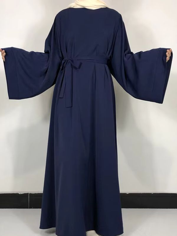 Une femme porte une robe abaya bleu marine