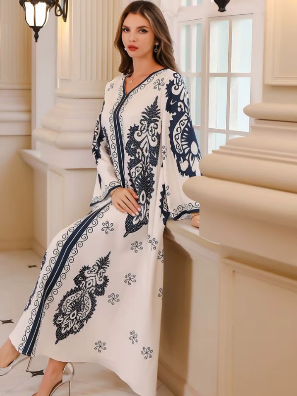 Une femme porte une abaya dubai blanche