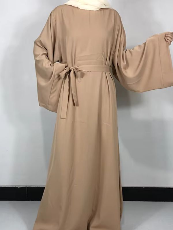 Une femme porte une robe abaya khaki