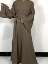 Femme vêtue d&#39;une robe abaya taupe