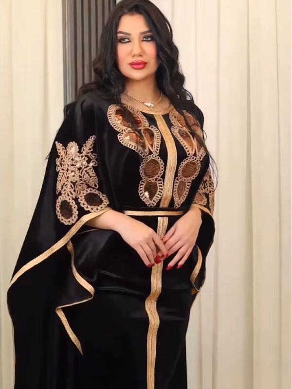 Une femme en robe caftan qui regarde à sa droite