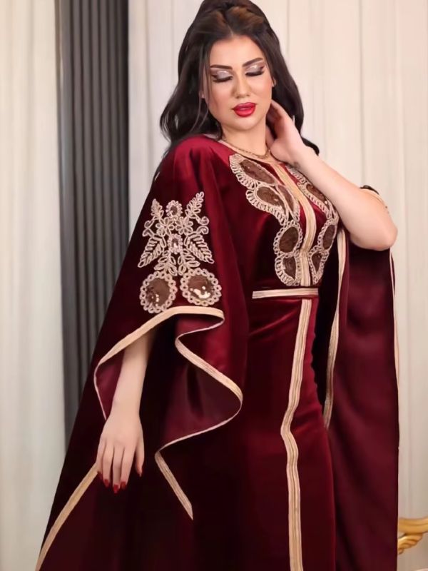 Une femme porte un caftan rouge