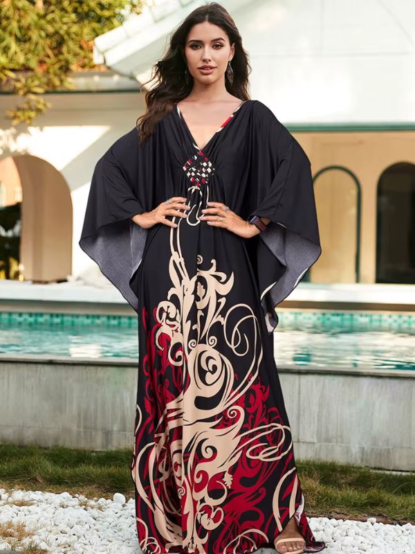 Une femme se tient les hanches tout en portant une djellaba rouge et noir