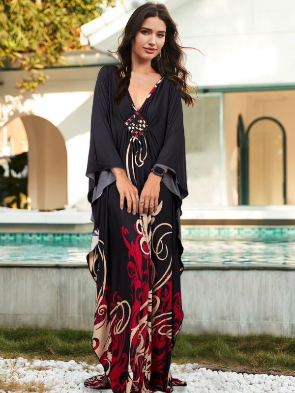 Une jeune femme regarde en face d'elle et porte une djellaba