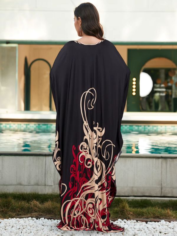 Une femme se tient de dos et porte une djellaba très ample