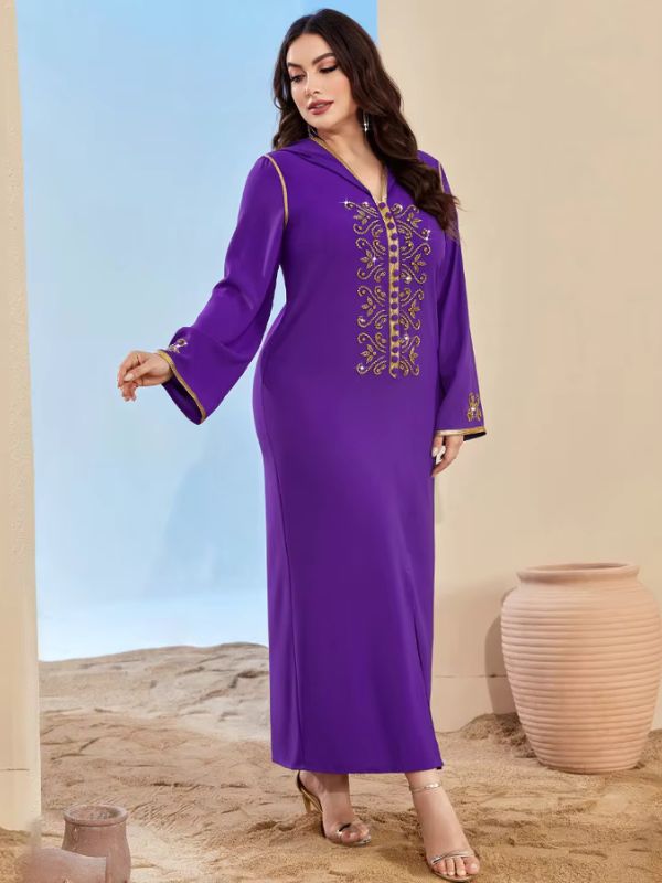 Djellaba de couleur aubergine portée par une femme aux cheveux long