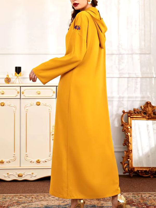 Femme en djellaba jaune