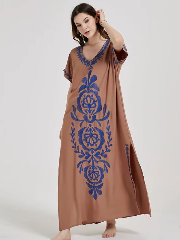 Une femme porte une sublime djellaba brune