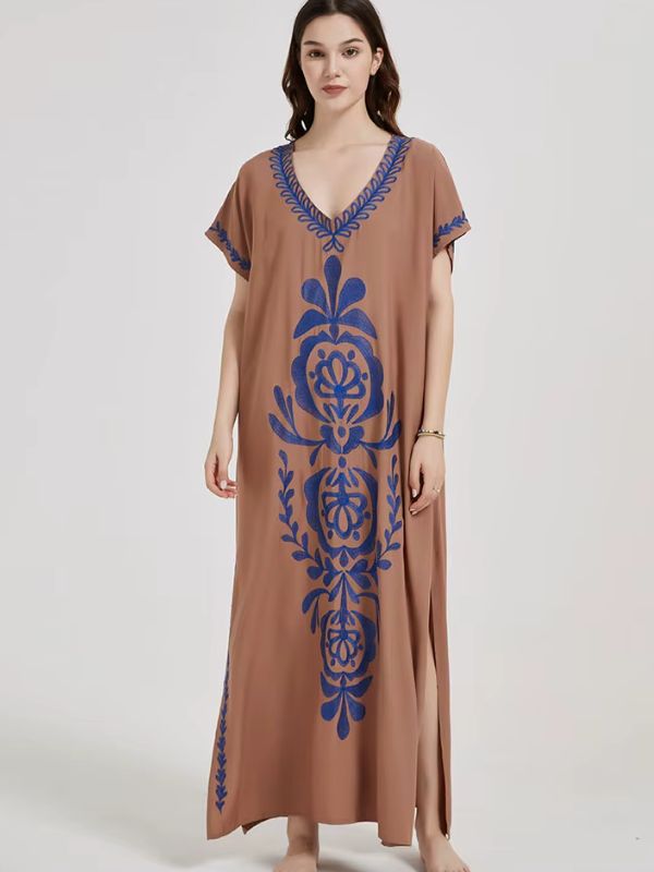 Une femme porte une sublime djellaba brune