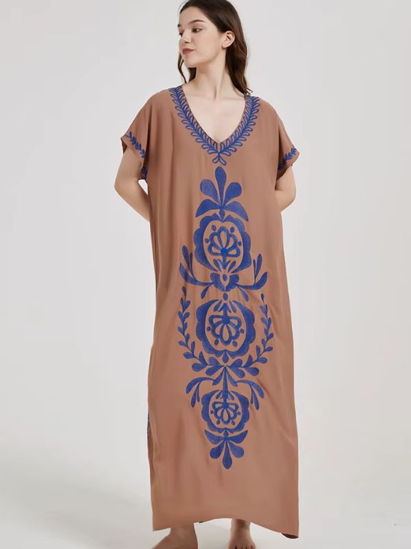 Une femme de profil porte une djellaba