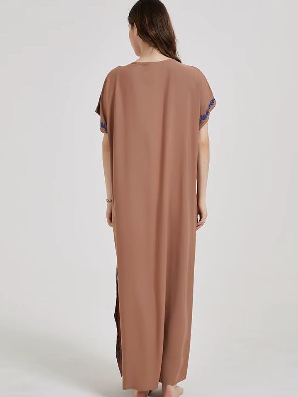 Une femme de dos porte une djellaba