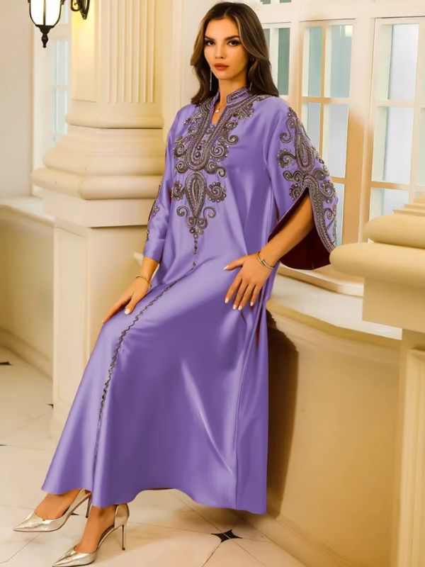Une femme en robe djellaba de couleur violette
