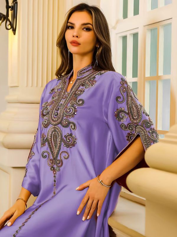 Une femme porte une djellaba ample et florale