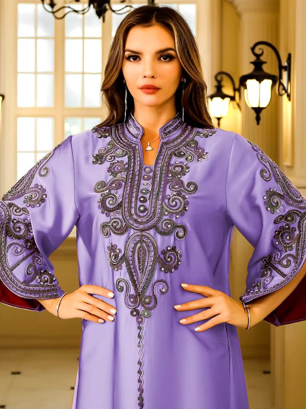 Une femme porte une djellaba florale