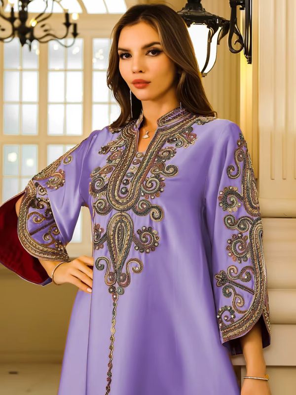 Une femme en robe djellaba de couleur violette