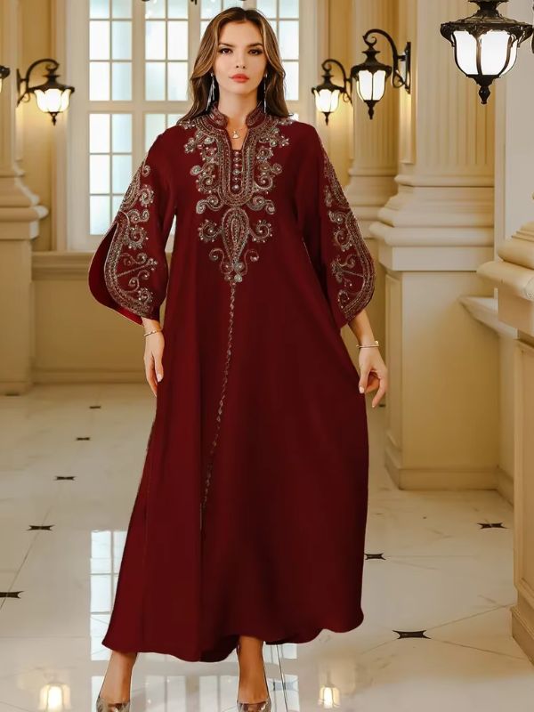 Une femme porte une djellaba couleur grenat