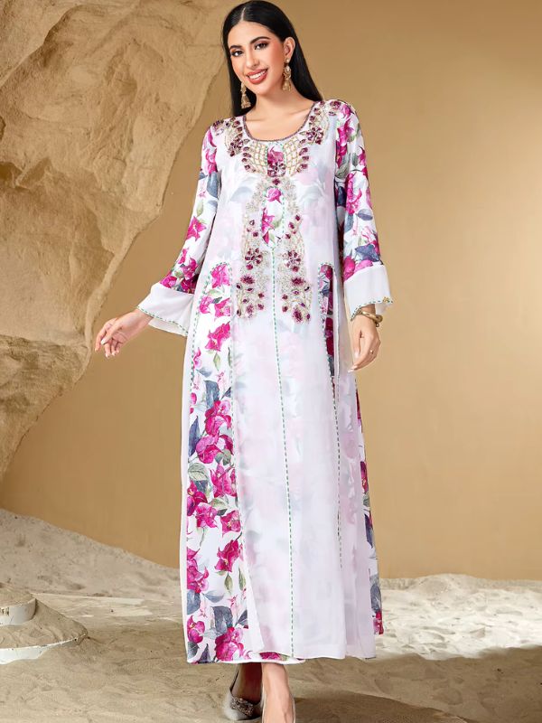 Une femme porte une djellaba blanche avec motifs