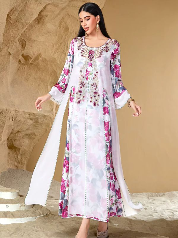 Une femme de profil porte une djellaba blanche