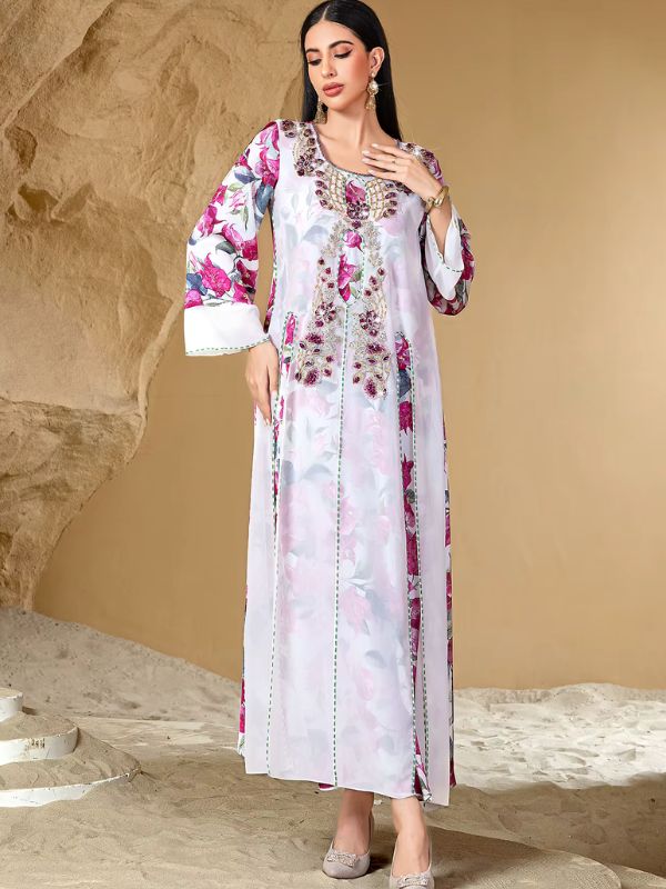 Une femme regarde le sol et porte une djellaba