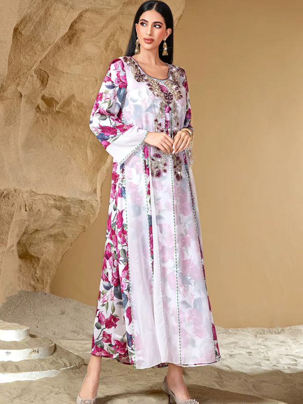 Une femme porte une djellaba blanche avec motifs