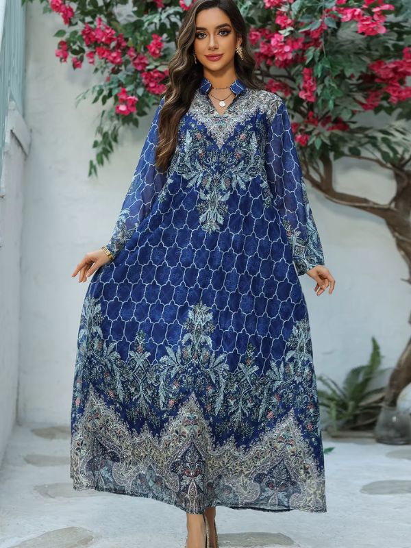 Une femme porte une djellaba de couleur bleu marine