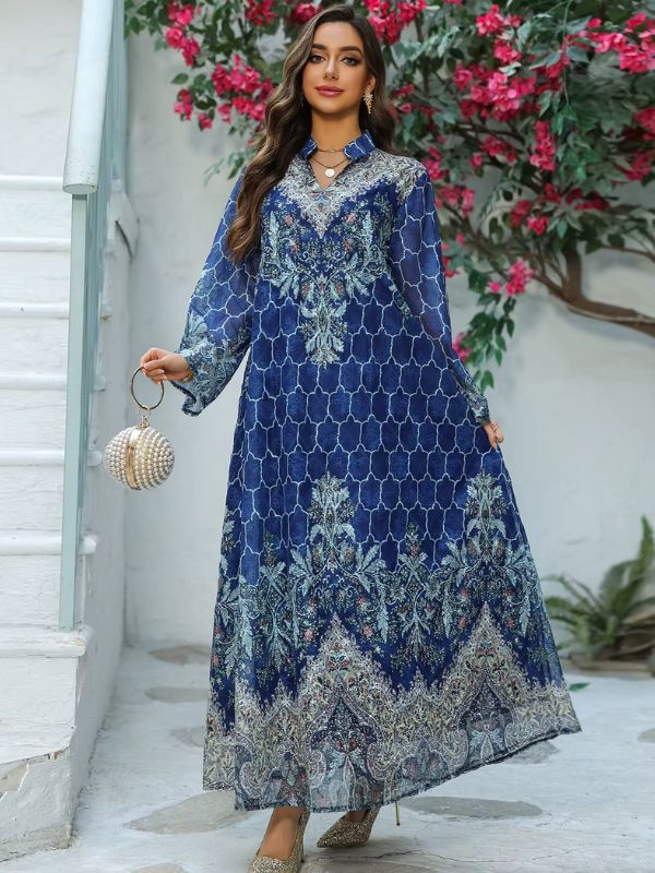 Une femme porte une robe djellaba