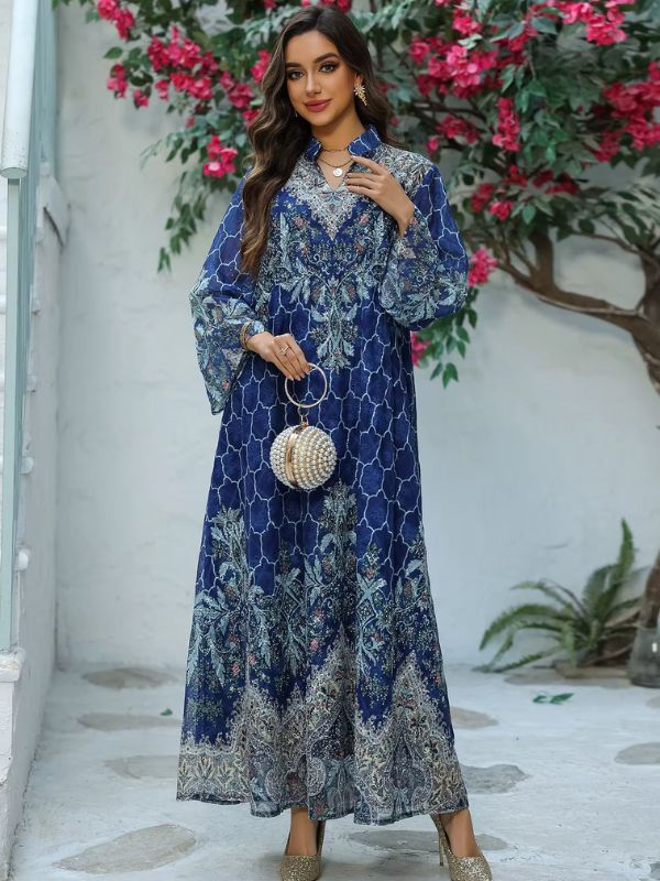 Une femme porte une djellaba bleu marine avec un sac