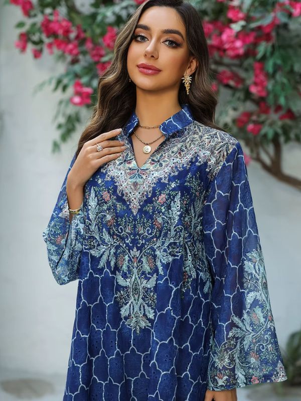 Une femme porte une djellaba de couleur bleu marine