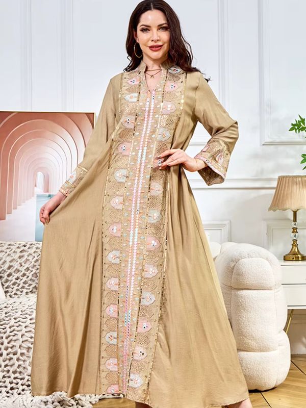 Une femme porte une sublime djellaba