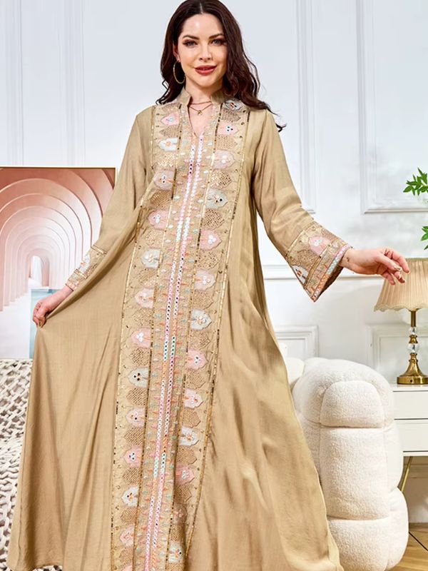 Une femme porte une sublime djellaba