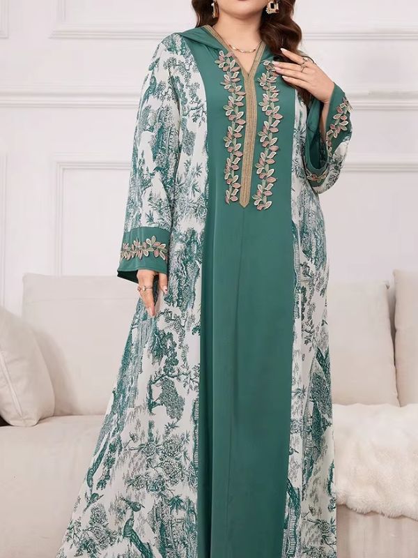 Une femme porte une djellaba avec capuche 