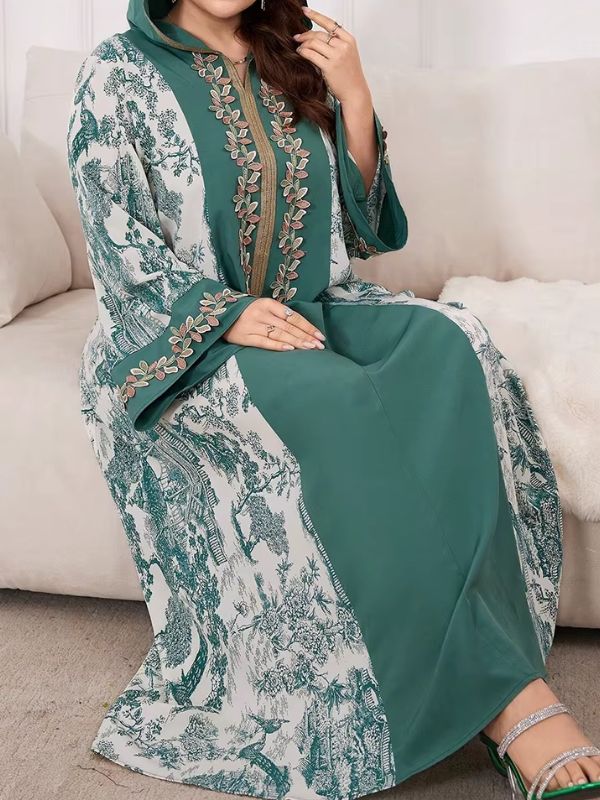 Une femme porte une djellaba avec capuche 